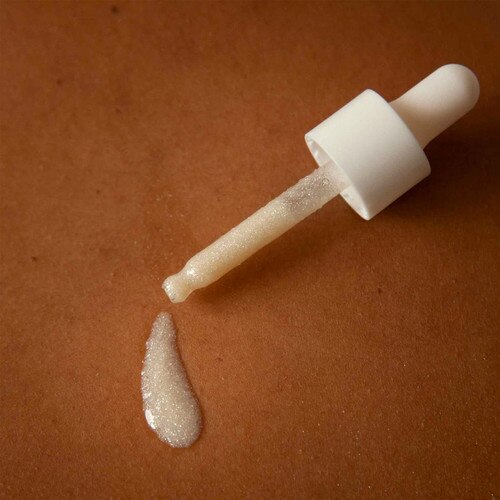 Bijoux Indiscrets Slow Sex Shimmer Dry Oil applicator with shimmer on skin
